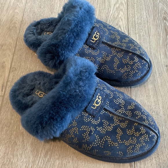 UGG Shoes - UGG Scuffette Blue Suede Metallic Pinecone Print Slipper Size 7
